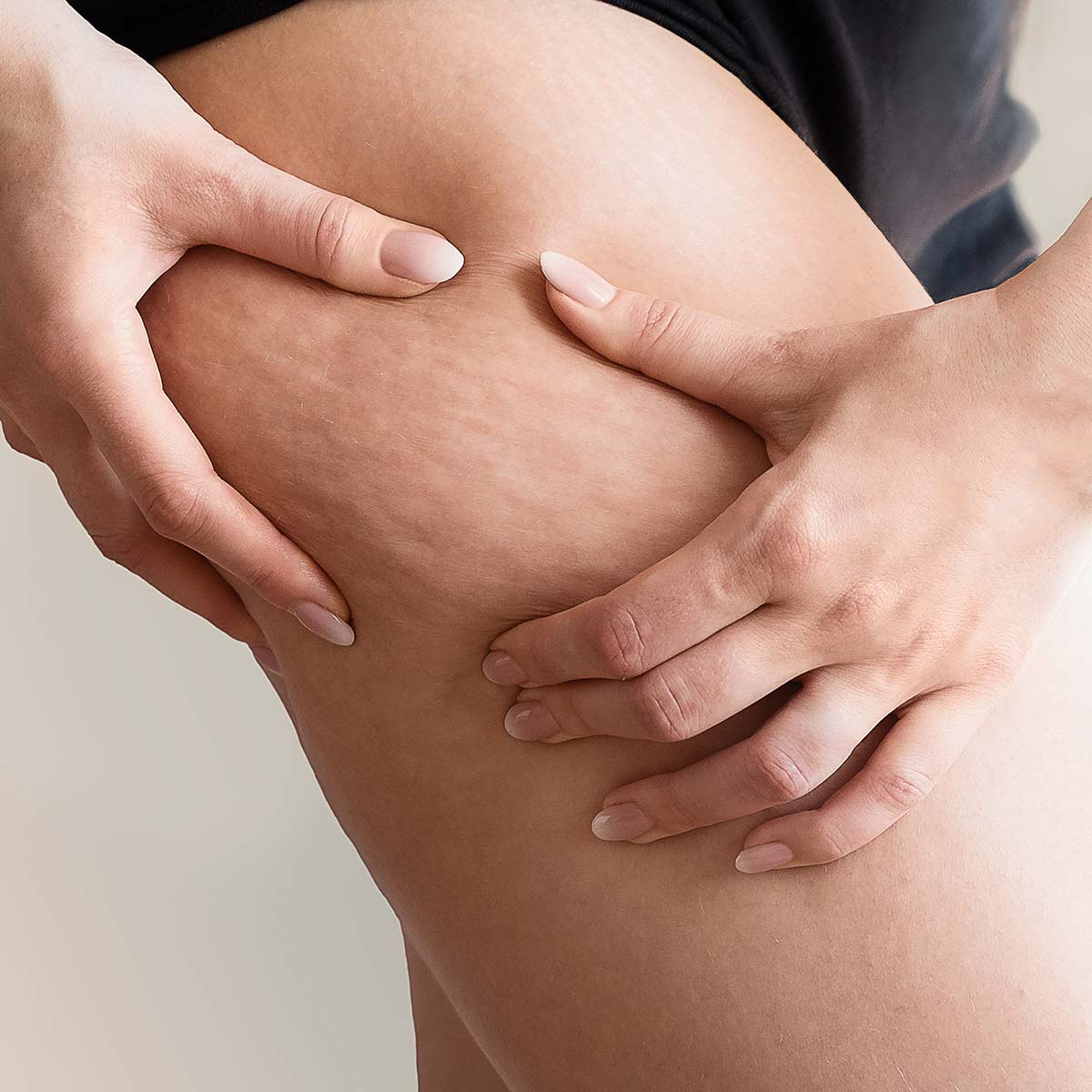 Ästhetische Körperbehandlung mit Fokus auf glatter wirkende Haut